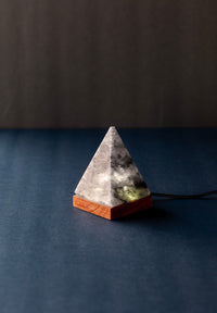 ROCK SALT BLACK LAMP PYRAMID WITH WOOD + ELECTRIC