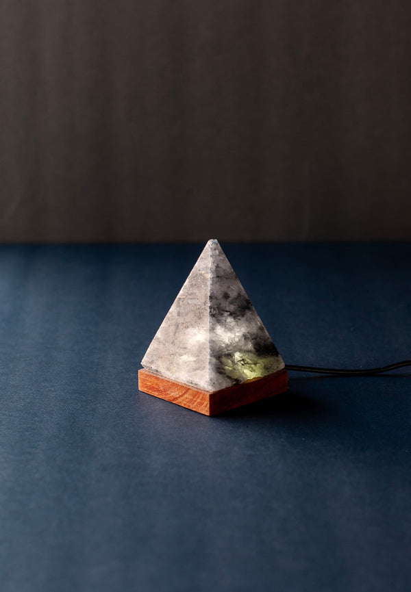 ROCK SALT BLACK LAMP PYRAMID WITH WOOD + ELECTRIC