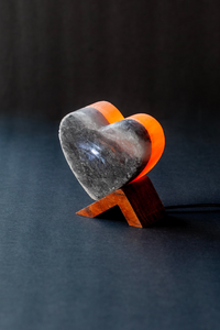 ROCK SALT PINK / BLACK LED LAMP TWIN HEART WITH WOOD + LED & USB CABLE